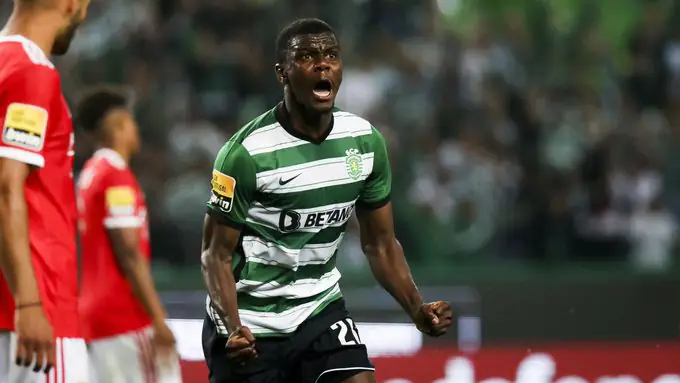 Vue du stade San Siro de Milan illuminé lors d'un grand match de Serie A en soirée

