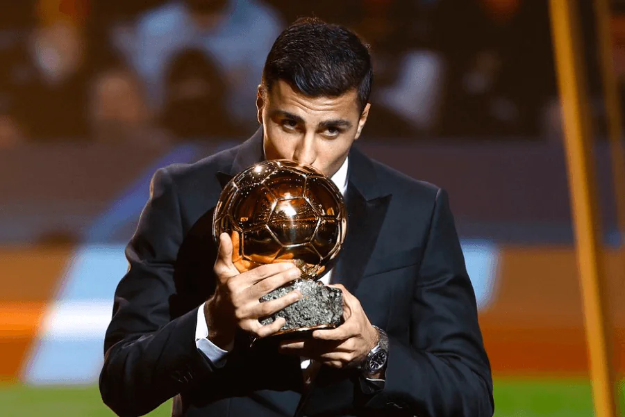 Rodri Ballon d'Or 2024 milieu défensif Manchester City maillot bleu
