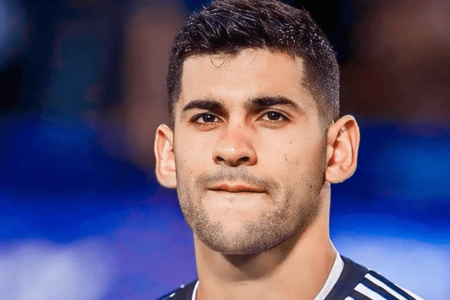 Cristian Romero défenseur Tottenham Hotspur maillot blanc Premier League 2025-2026