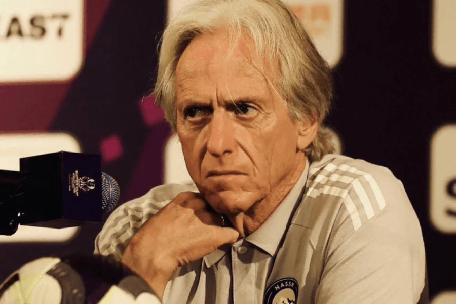 Jorge Jesus entraîneur d'Al-Nassr donnant des consignes en conférence de presse