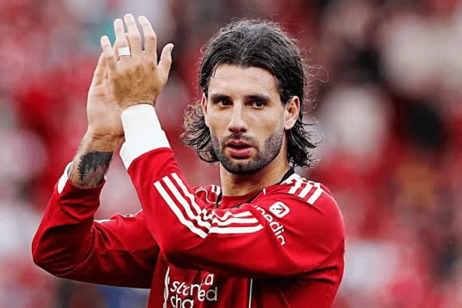 Dominik Szoboszlai dribble un adversaire en Premier League avec Liverpool