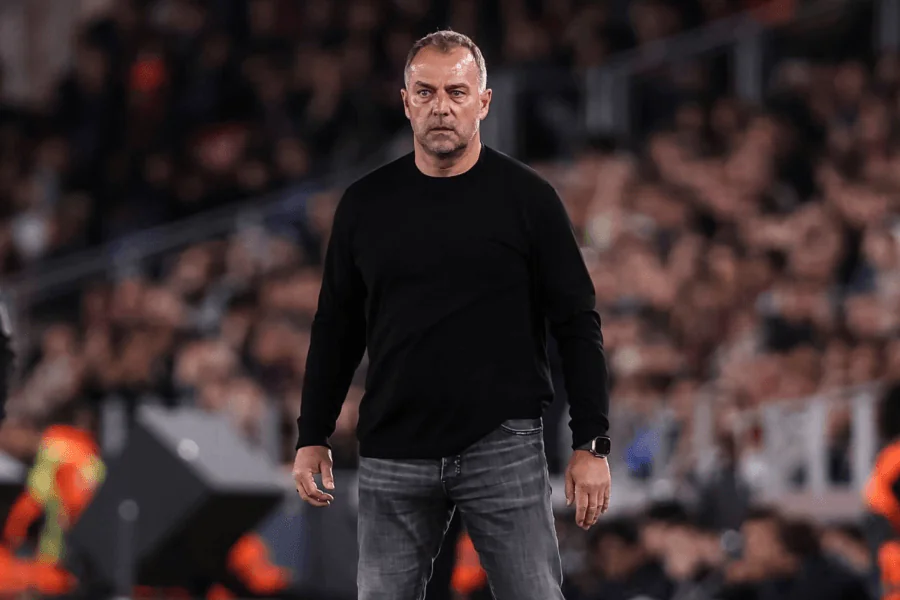 Hansi Flick Barcelone regardant Yamal quitter le terrain blessé lors d'un match de Liga