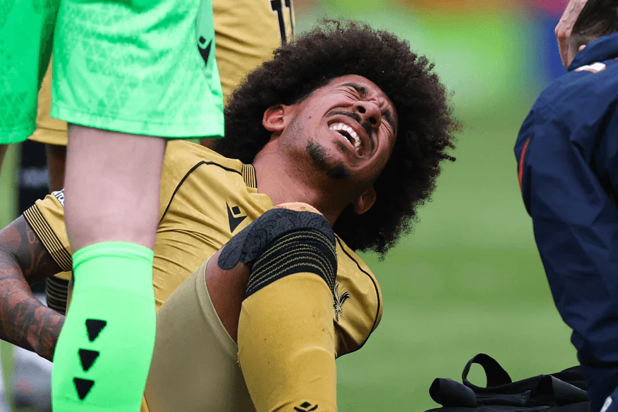 Chris Richards tombe après collision avec Igor Thiago Brentford Crystal Palace 17 mai 2026 — blessure cheville ligaments