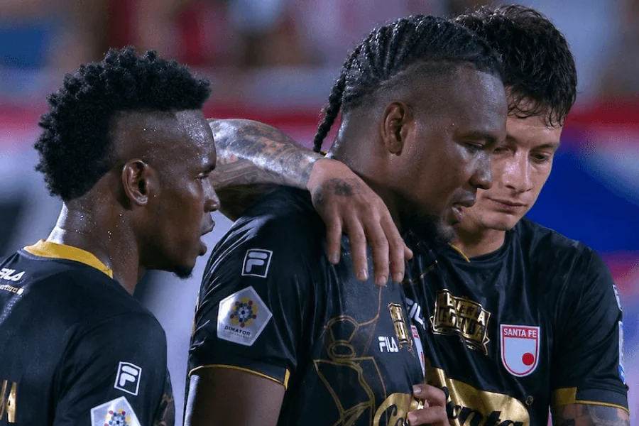 Hugo Rodallega rate son penalty contre Junior de Barranquilla en demi-finale de la Liga BetPlay le 23 mai 2026 — balle sur la transversale