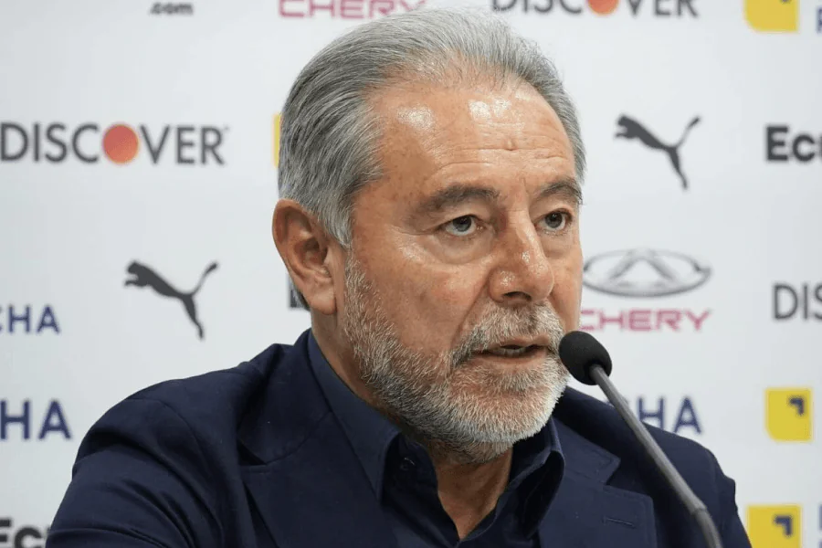 Isaac Álvarez président LDU Quito en conférence de presse mai 2026 — soutien public à Tiago Nunes après Copa Libertadores