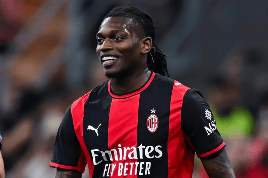 Rafael Leão célèbre un but en Serie A 2025-26 avec l'AC Milan — 10 buts en 31 matchs avant l'annonce de son départ
