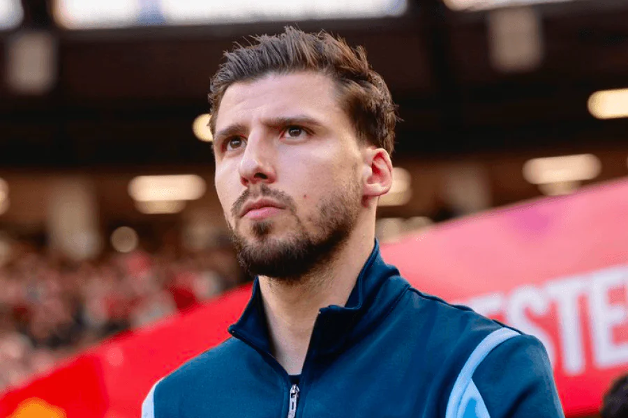 Rúben Dias défenseur Manchester City lors de la saison 2025-26 à l'Etihad Stadium — départ annoncé été 2026 vers Real Madrid ou PSG