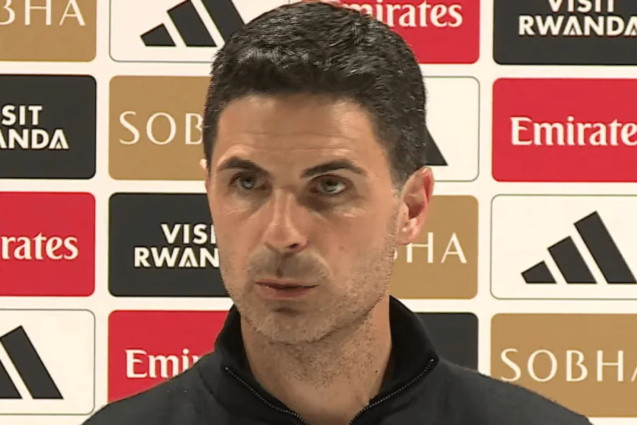 Mikel Arteta entraîneur Arsenal sourit après victoire 3-0 Fulham