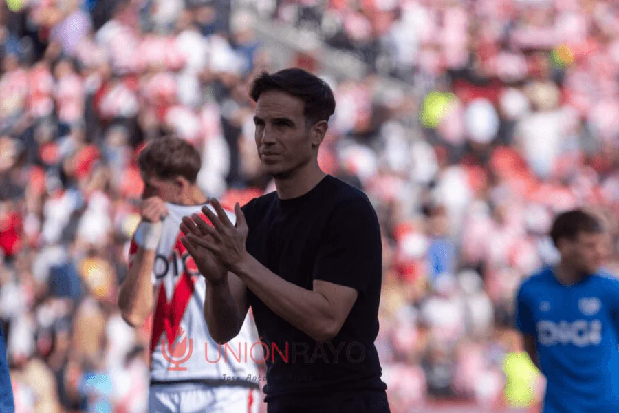 Iñigo Pérez entraîneur Rayo Vallecano après qualification finale Conference League Leipzig — avant-match Valencia Rayo Vallecano 14 mai