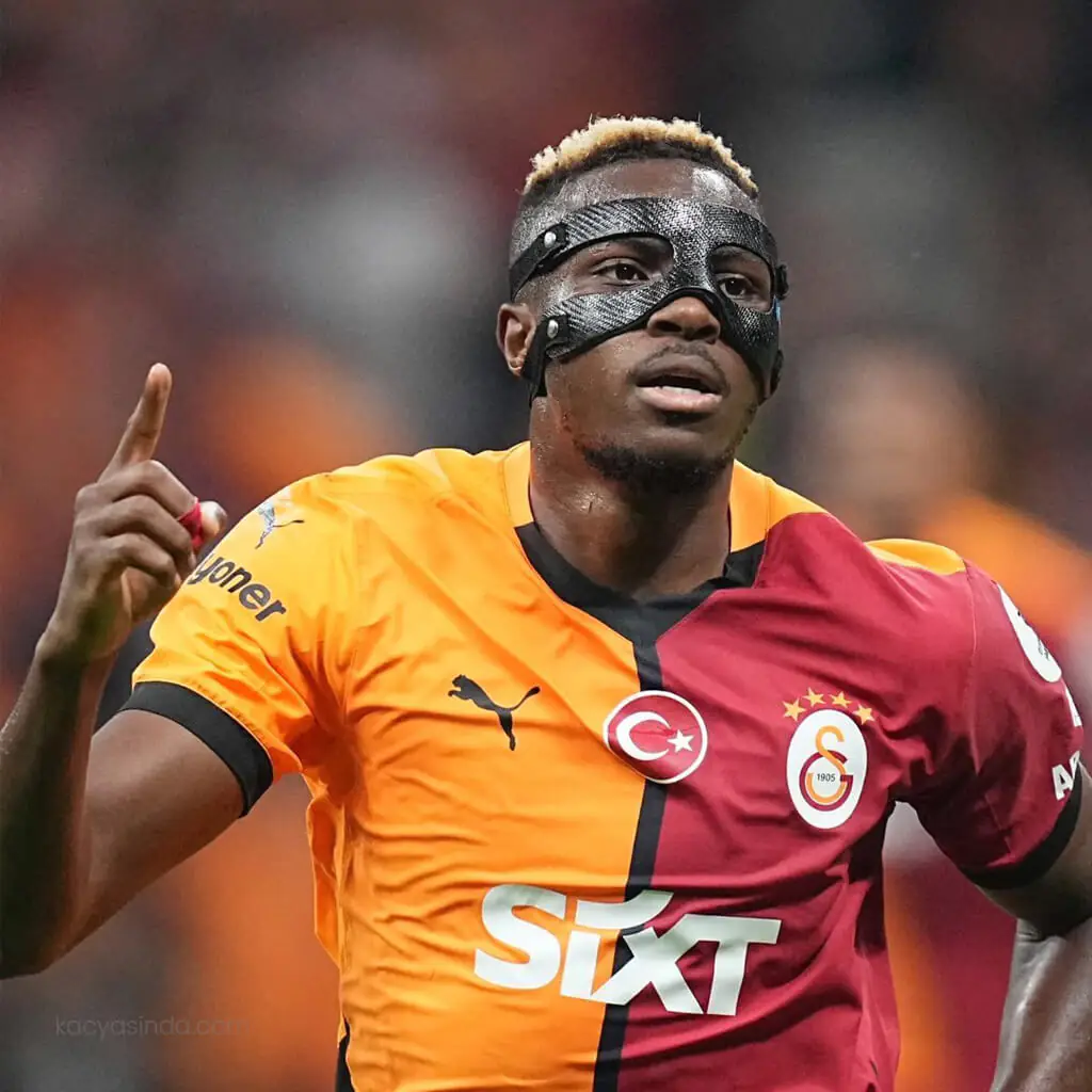 Victor Osimhen en duel aérien face à un défenseur lors d'un match de Galatasaray
