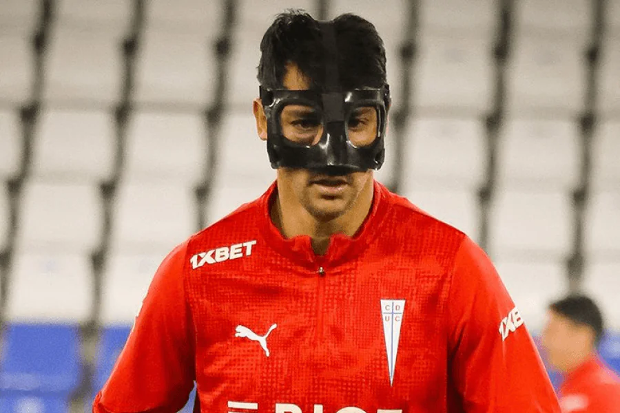 Fernando Zampedri capitaine Universidad Católica avant Zampedri masque Copa Libertadores UC Barcelona SC 22 mai 2026 au Claro Arena de Santiago