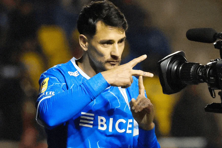 Fernando Zampedri sort sur civière après rodillazo de Misael Llantén lors de UC Deportes Limache 17 mai 2026 Liga de Primera Chile