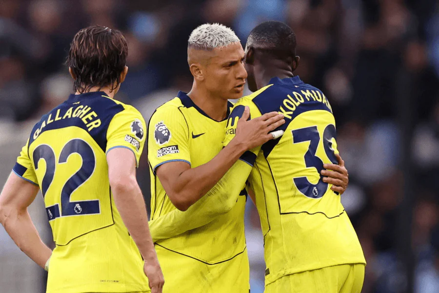 Richarlison buteur lors de Tottenham 2-1 Aston Villa le 4 mai 2026 — attaquant sorti blessé avant Tottenham Leeds United 11 mai