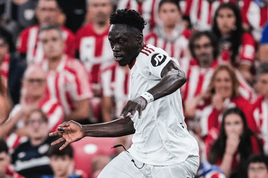 Akor Adams célèbre un but sous le maillot du FC Séville lors de la saison 2025-2026 en Liga – 10 buts en 32 matchs