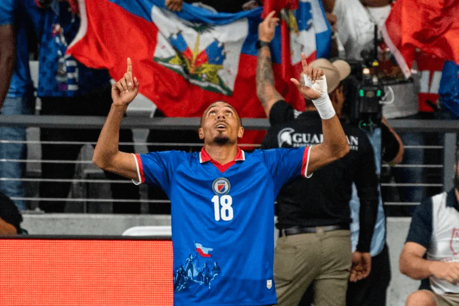 Romain Molina journaliste critique la décision FIFA sur le maillot Haïti Écosse Mondial 2026, représentation bataille de Vertières