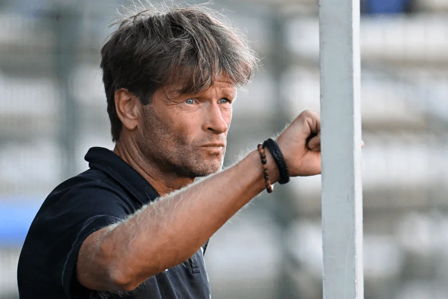 Jan Vreman entraîneur Cape Town City avant Cape Town City Magesi play-off 10 juin 2026 à l'Athlone Stadium — Betway Premiership play-offs de promotion