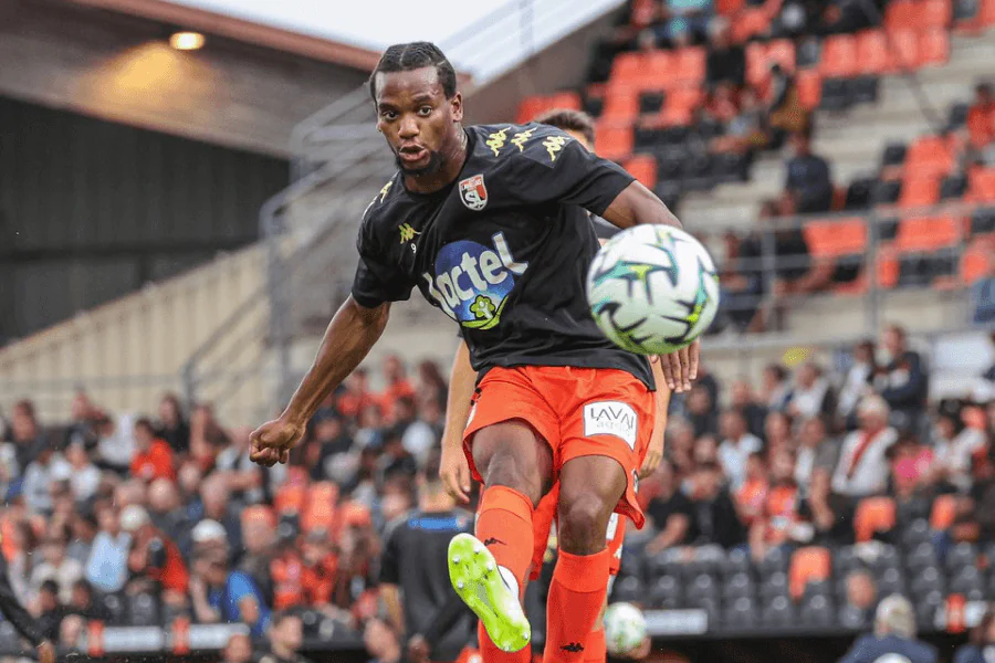 Junior Kadile Servette 2029 : l'ailier franco-congolais pose en tenue grenat après la signature de son contrat définitif à Genève — Super League suisse