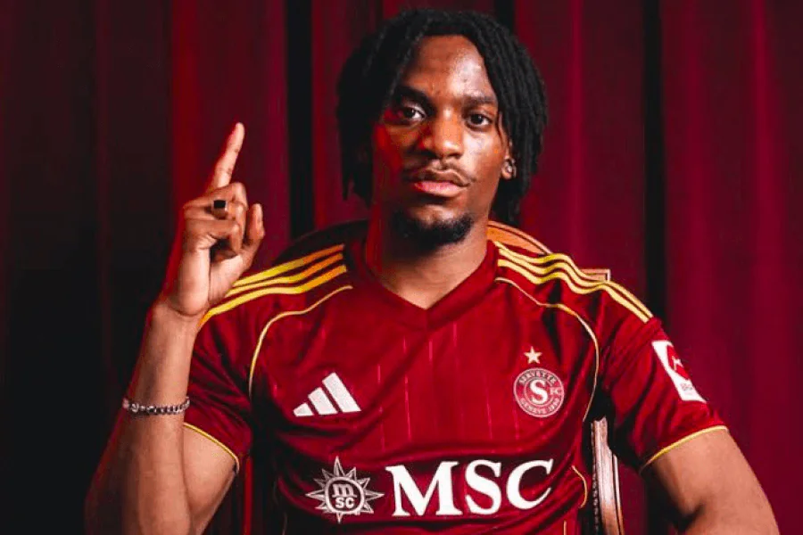 Junior Kadile numéro 10 lors de sa présentation au Servette FC en prêt depuis Almere City — mercato hiver février 2026 Genève