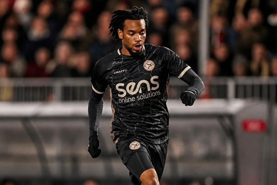 Junior Kadile dribble un défenseur lors d'un match de Super League 2025-2026 — 6 buts et 10 passes décisives en 13 rencontres pour le Servette FC