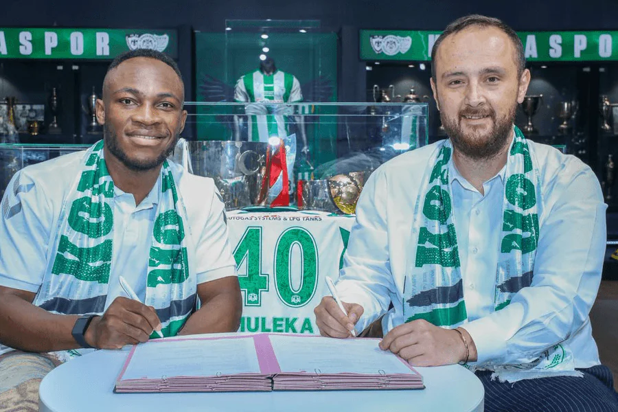 Yusuf Küçükbakırcı directeur sportif Konyaspor et staff lors de la visite à Adamo Nagalo à l'hôpital Medova mai 2026 — rapport de santé après opération appendicite